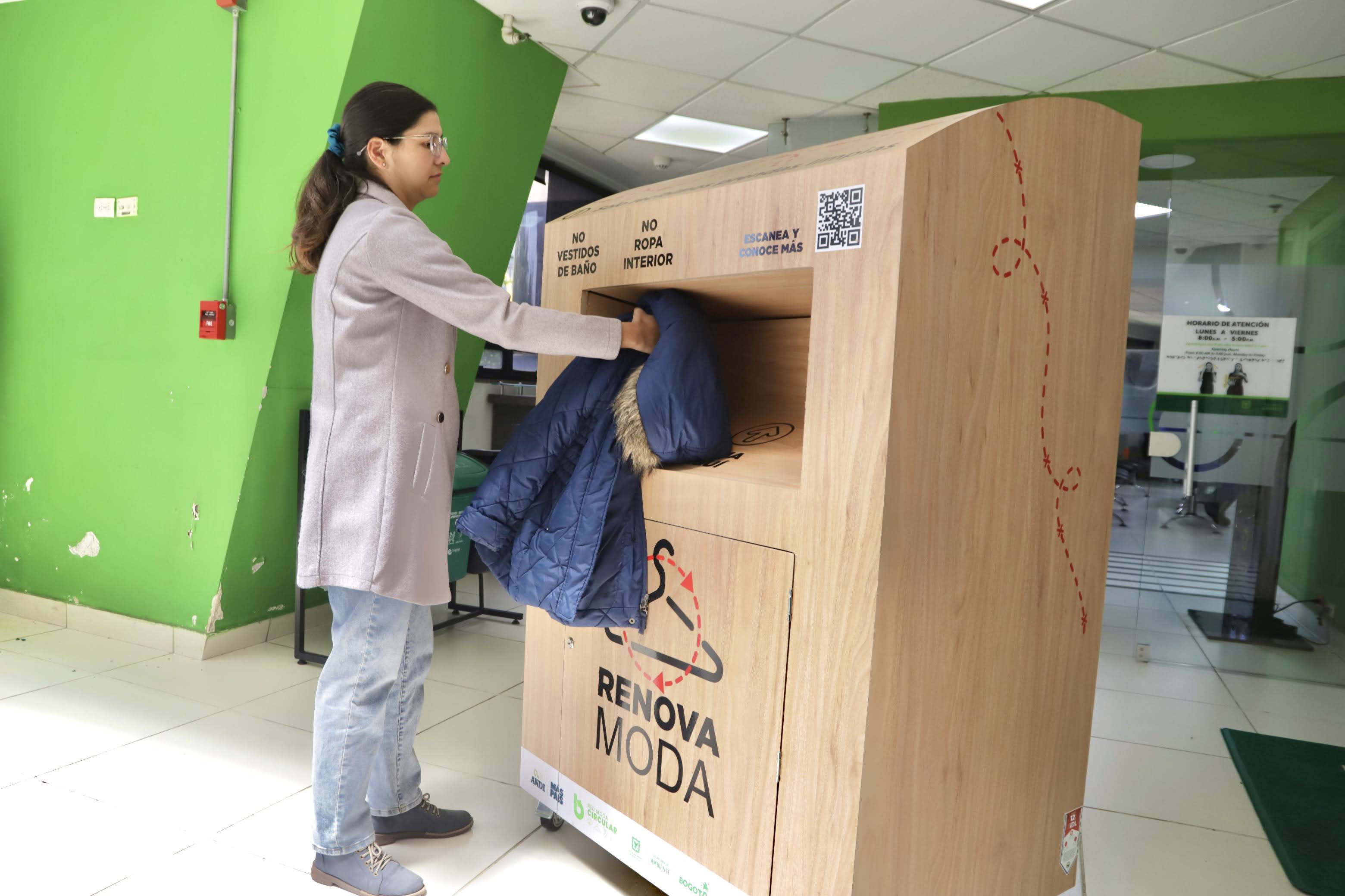 Bogotá ya tiene 21 contenedores de recolección de ropa y zapatos usados