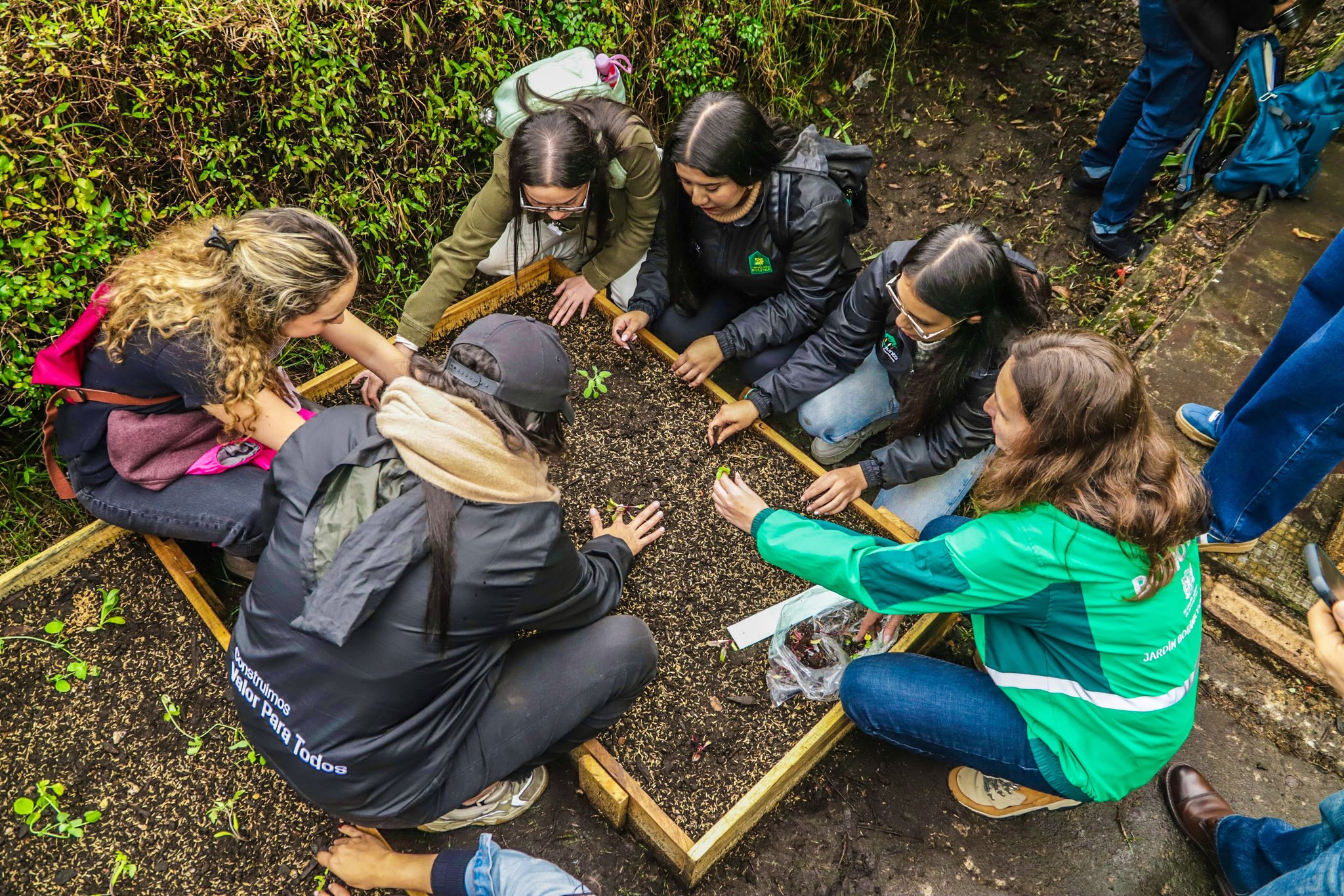 Jovenes participan en una actividad del territorio