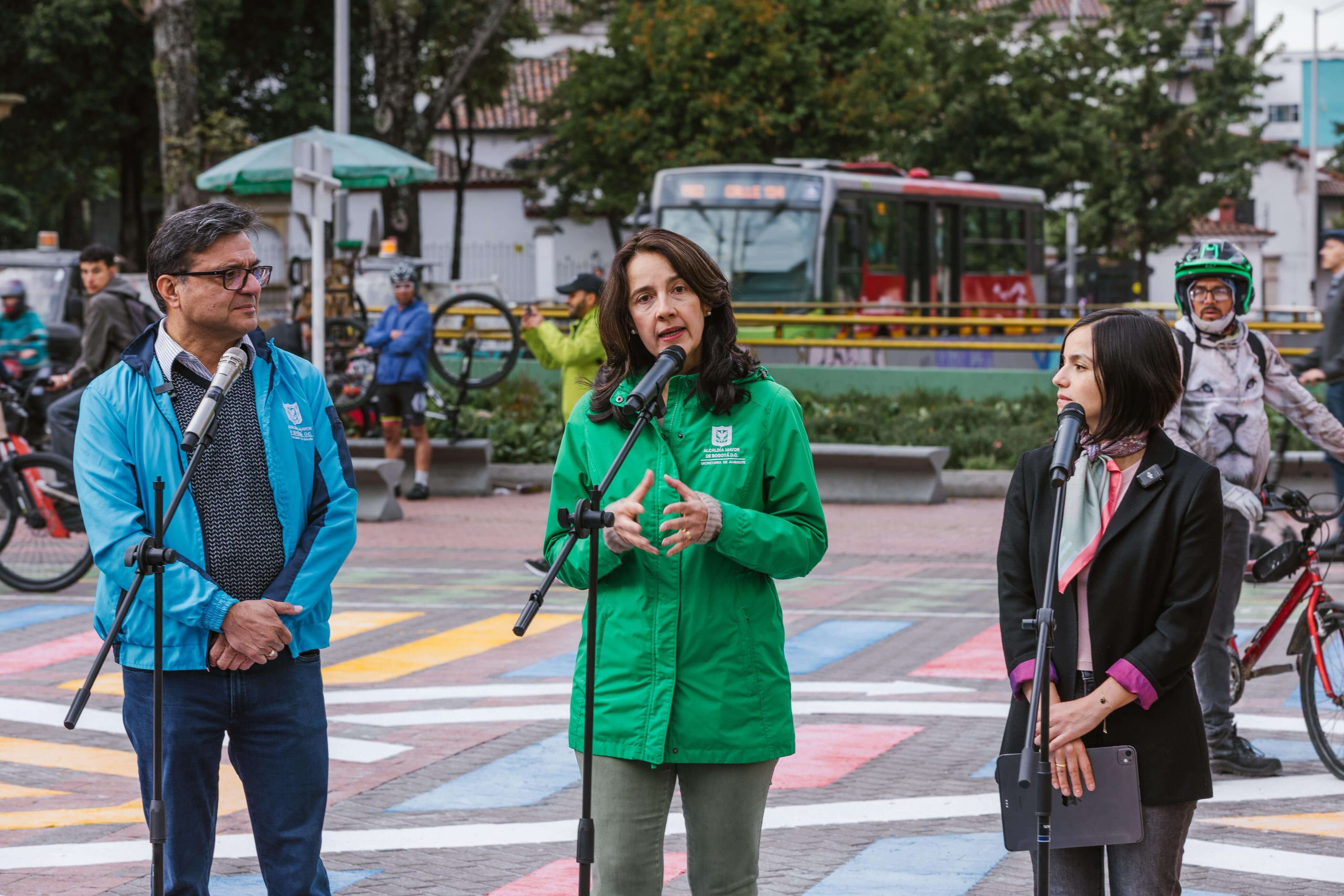 El secretario de Salud, Gerson Bermont; la secretaria de Ambiente, Adriana Soto; y la secretaria de Movilidad, Claudia Díaz, en la jornada del Día sin Carro y sin Moto
